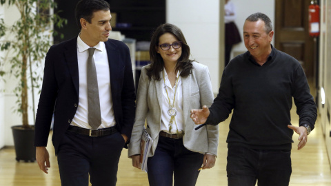 El líder del PSOE y candidato a la Presidencia del Gobierno, Pedro Sánchez, al inicio de la reunión que ha mantenido con los representantes de Compromís, la portavoz y vicepresidenta del Gobierno valenciano, Mónica Oltra, y el diputado Joan Baldoví, El líder del PSOE y candidato a la Presidencia del Gobierno, Pedro Sánchez, al inicio de la reunión que ha mantenido con los representantes de Compromís, la portavoz y vicepresidenta del Gobierno valenciano, Mónica Oltra, y el diputado Joan Baldoví,