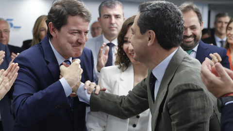 El presidente electo de Andalucía, Juanma Moreno (d) recibe las felicitaciones del presidente de Castilla Y León, Alfonso Fernández Mañueco (i) en presencia de la presidenta de la Comunidad de Madrid, Isabel Díaz Ayuso (c) durante la Junta Directiva El presidente electo de Andalucía, Juanma Moreno (d) recibe las felicitaciones del presidente de Castilla Y León, Alfonso Fernández Mañueco (i) en presencia de la presidenta de la Comunidad de Madrid, Isabel Díaz Ayuso (c) durante la Junta Directiva