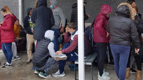 Trabajadores del matadero Litera Meat en la zona de fumadores. FOTO CEDIDA POR CNT Trabajadores del matadero Litera Meat en la zona de fumadores. FOTO CEDIDA POR CNT