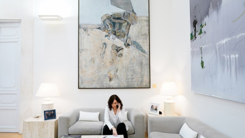 La presidenta de la Comunidad de Madrid, Isabel Díaz Ayuso, habla por teléfono en su despacho de la Real Casa de Correos. E.P./COMUNIDAD DE MADRID La presidenta de la Comunidad de Madrid, Isabel Díaz Ayuso, habla por teléfono en su despacho de la Real Casa de Correos. E.P./COMUNIDAD DE MADRID