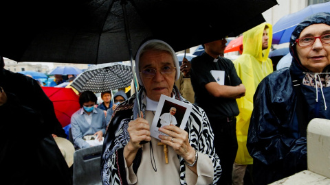 Una monja en la beatificación de Juan Pablo I en el Vaticano este domingo 4 de septiembre. REUTERS/Remo Casilli Una monja en la beatificación de Juan Pablo I en el Vaticano este domingo 4 de septiembre. REUTERS/Remo Casilli