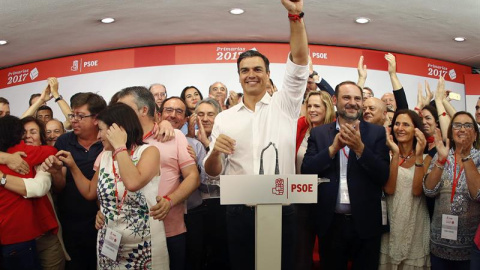 El vencedor de las primarias socialistas, Pedro Sánchez, compareciendo este domingo en Ferraz. /EFE El vencedor de las primarias socialistas, Pedro Sánchez, compareciendo este domingo en Ferraz. /EFE