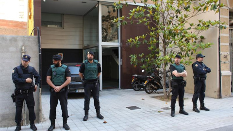 Agentes de la Policía y de la Guardia Civil, en uno de los domicilios de Rosell en Barcelona. EFE/Alejandro García Agentes de la Policía y de la Guardia Civil, en uno de los domicilios de Rosell en Barcelona. EFE/Alejandro García
