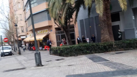 Ciudadanos hacen cola guardando la distancia de seguridad para entrar en Mercadona Ciudadanos hacen cola guardando la distancia de seguridad para entrar en Mercadona