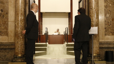 Dos uixers d'esquenes mirant el diputat de JxCat i president de la Comissió d'investigació del 155, Toni Morral. ACN/ Gerard Artigas Dos uixers d'esquenes mirant el diputat de JxCat i president de la Comissió d'investigació del 155, Toni Morral. ACN/ Gerard Artigas