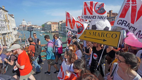 Miles de manifestantes este sábado en Venecia. / EFE/EPA/ANDREA MEROLA Miles de manifestantes este sábado en Venecia. / EFE/EPA/ANDREA MEROLA