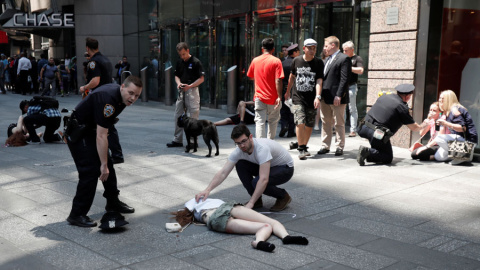 Policías en el lugar del atropello en Times Square. REUTERS/Mike Segar