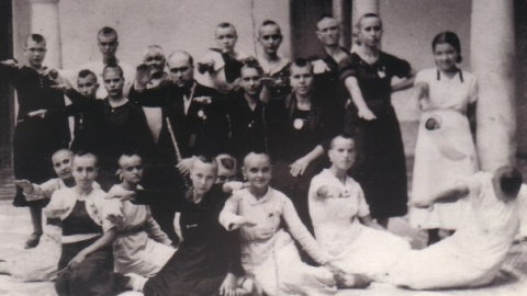 Grupo de jóvenes rapadas en la cárcel de Montilla. Grupo de jóvenes rapadas en la cárcel de Montilla.