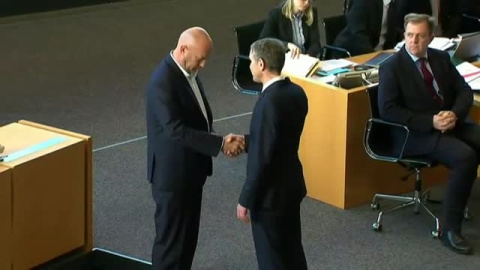 Dimite el líder de la región alemana de Turingia tras la crisis política desatada al aceptar los votos de la ultraderecha Dimite el líder de la región alemana de Turingia tras la crisis política desatada al aceptar los votos de la ultraderecha