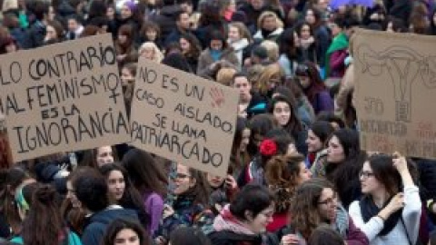 Las ONG feministas preparan protestas mientras el Gobierno andaluz trata de calmar las aguas tras el frenazo a 241 proyectos Las ONG feministas preparan protestas mientras el Gobierno andaluz trata de calmar las aguas tras el frenazo a 241 proyectos