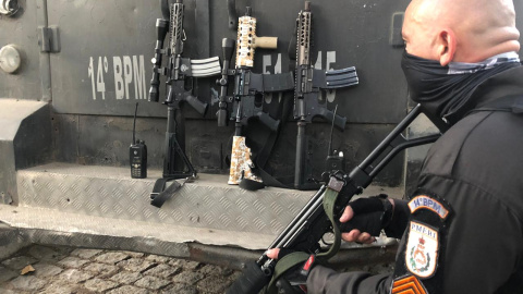 Control de la Policía Militar en una de las favelas de la zona norte de Río de Janeiro. GOBIERNO DE RÍO DE JANEIRO. Mayo 2020