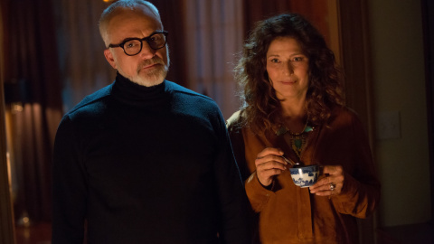 Escena de la pelicula, con los actores Bradley Whitford y Catherine Keener, que interpretan a los suegros del protagonista