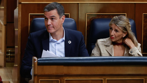El presidente del Gobierno, Pedro Sánchez (i) y la ministra de Trabajo, Yolanda Díaz (d) este jueves en el Congreso donde el presidente comparece para informar de las medidas económicas y sociales adoptadas ante la crisis provocada por la guerra en Uc El presidente del Gobierno, Pedro Sánchez (i) y la ministra de Trabajo, Yolanda Díaz (d) este jueves en el Congreso donde el presidente comparece para informar de las medidas económicas y sociales adoptadas ante la crisis provocada por la guerra en Uc
