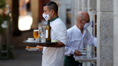 02 Dos camareros trabajan en una cafetería en Madrid. - Juan Carlos Hidalgo / EFE Dos camareros trabajan en una cafetería en Madrid. - Juan Carlos Hidalgo / EFE