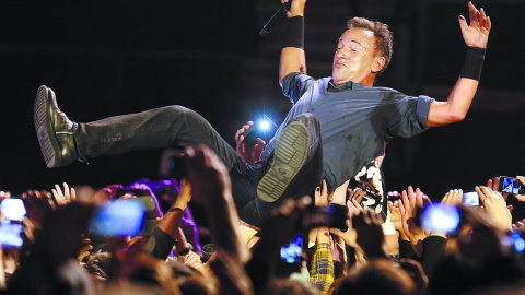 Bruce Springsteen manteado por el público/EFE Bruce Springsteen manteado por el público/EFE