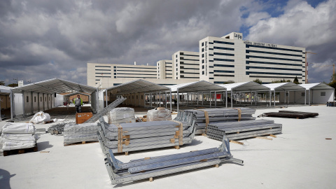 Muntatge de l'hospital de campanya davant de l'hospital de la Fe, a València. EFE / MANUEL BRUGUÉ. Muntatge de l'hospital de campanya davant de l'hospital de la Fe, a València. EFE / MANUEL BRUGUÉ.