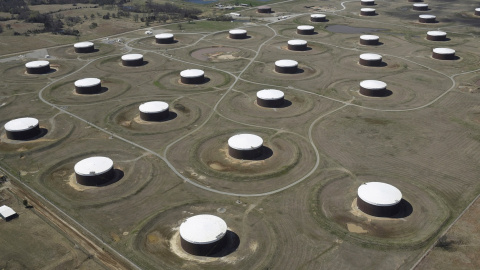 Vista aérea de tanques de almacenamiento de petroleo en Cushing (Oklahma, EEUU). REUTERS/Nick Oxford Vista aérea de tanques de almacenamiento de petroleo en Cushing (Oklahma, EEUU). REUTERS/Nick Oxford