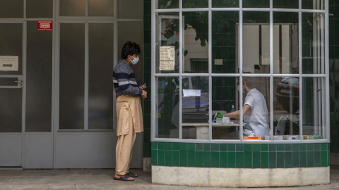 Una professional sanitària del CAP (centres d'atenció primària), atén una visita, durant el seixantè dia de l'estat d'Alarma decretat pel Govern espanyol per controlar la pandèmia del coronavirus. EFE/ Enric Fontcuberta Una professional sanitària del CAP (centres d'atenció primària), atén una visita, durant el seixantè dia de l'estat d'Alarma decretat pel Govern espanyol per controlar la pandèmia del coronavirus. EFE/ Enric Fontcuberta
