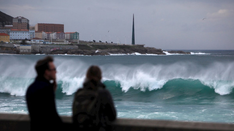 14/01/2020.- Las olas rompen contra la costa de la ciudad de A Coruña. / EFE - CABALAR 14/01/2020.- Las olas rompen contra la costa de la ciudad de A Coruña. / EFE - CABALAR