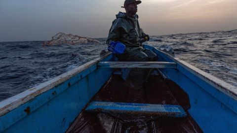 Pesca en el océano Atlántico, frente al pueblo pesquero de Ngor, en Dakar (Senegal). -EFE Pesca en el océano Atlántico, frente al pueblo pesquero de Ngor, en Dakar (Senegal). -EFE