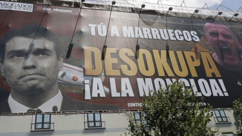 Una gran lona de la empresa Desokupa cubre un edificio en la calle Atocha de Madrid, este lunes. EFE/ J.P. Gandul Una gran lona de la empresa Desokupa cubre un edificio en la calle Atocha de Madrid, este lunes. EFE/ J.P. Gandul