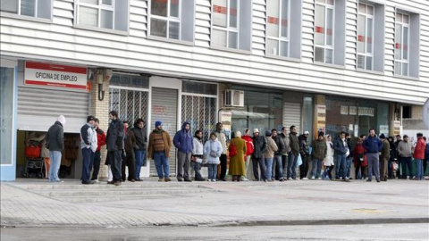 La mitad de los contratos firmados en abril fue de menos de tres meses / EFE La mitad de los contratos firmados en abril fue de menos de tres meses / EFE