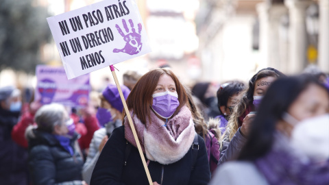 Una mujer, con una pancarta que reza 'Ni un paso atrás, ni un derecho menos', durante una manifestación por la defensa de los derechos de las mujeres, a 2 de abril de 2022, en Valladolid, Castilla y León (España). -Claudia Alba / Europa Press Una mujer con una pancarta que reza 'Ni un paso atrás, ni un derecho menos' durante una manifestación por la defensa de los derechos de las mujeres, a 2 de abril de 2022, en Valladolid, Castilla y León (España). -Claudia Alba / Europa Press
