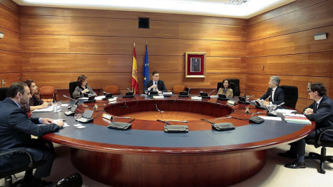 17/03/2020.- El presidente del Gobierno, Pedro Sánchez (c) preside la reunión del Consejo de Ministros en el palacio de la Moncloa este martes donde se deciden las nuevas las medidas adoptadas contra el coronavirus. EFE/Moncloa 17/03/2020.- El presidente del Gobierno, Pedro Sánchez (c) preside la reunión del Consejo de Ministros en el palacio de la Moncloa este martes donde se deciden las nuevas las medidas adoptadas contra el coronavirus. EFE/Moncloa