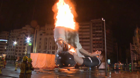 Prenden fuego a la falla de la Plaza del Ayuntamiento de Valencia Prenden fuego a la falla de la Plaza del Ayuntamiento de Valencia