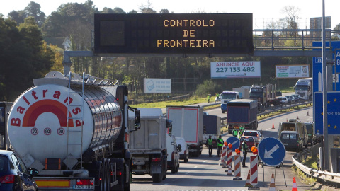 17/03/2020.- Vista del tráfico para cruza el puente Internacional de Tuy (Pontevedra) hacia Portugal este martes durante la tercera jornada del estado de alarma en España, donde se ha decretado el cierre de fronteras. / EFE - SALVADOR SAS 17/03/2020.- Vista del tráfico para cruza el puente Internacional de Tuy (Pontevedra) hacia Portugal este martes durante la tercera jornada del estado de alarma en España, donde se ha decretado el cierre de fronteras. / EFE - SALVADOR SAS