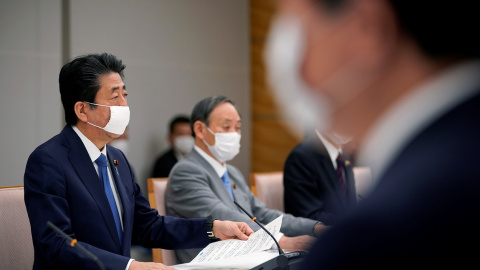 El primer ministro de Japón, Shinzo Abe, con mascarilla, con otros miembros de su gabinete para analizar las medidas frente a la pandemia del coronavirus. REUTERS/Franck Robichon El primer ministro de Japón, Shinzo Abe, con mascarilla, con otros miembros de su gabinete para analizar las medidas frente a la pandemia del coronavirus. REUTERS/Franck Robichon