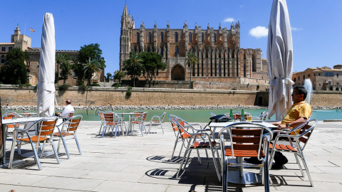 11/05/2020- . Un hombre toma una cerveza en un bar de Palma de Mallorca, en una imagen de archivo. / REUTERS - ENRIQUE CALVO 11/05/2020- . Un hombre toma una cerveza en un bar de Palma de Mallorca, en una imagen de archivo. / REUTERS - ENRIQUE CALVO