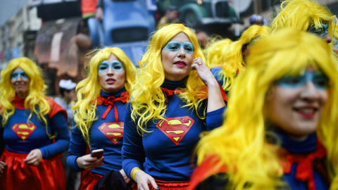 Un grupo de mujeres disfrazadas de 'Superwoman' participan en el carnaval de Torres Vedras el 9 de febrero de 2016.- AFP Un grupo de mujeres disfrazadas de 'Superwoman' participan en el carnaval de Torres Vedras el 9 de febrero de 2016.- AFP