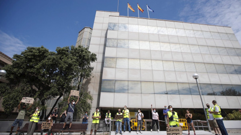 Una docena de trabajadores afectados por ERTE de fuerza mayor y que todavía no han cobrado el paro protestan ante la delegación del SEPE en Barcelona. /EFE Una docena de trabajadores afectados por ERTE de fuerza mayor y que todavía no han cobrado el paro protestan ante la delegación del SEPE en Barcelona. /EFE