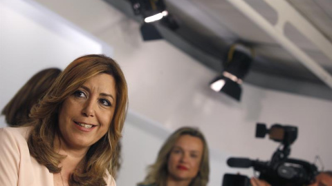 La presidenta de la Junta de Andalucía, Susana Díaz, comparece en Ferraz tras conocer los resultados de las primarias para la Secretaría General del PSOE, en las que Pedro Sánchez ha ganado con el 49,77% de los votos. EFE/Javier Lizón La presidenta de la Junta de Andalucía, Susana Díaz, comparece en Ferraz tras conocer los resultados de las primarias para la Secretaría General del PSOE, en las que Pedro Sánchez ha ganado con el 49,77% de los votos. EFE/Javier Lizón