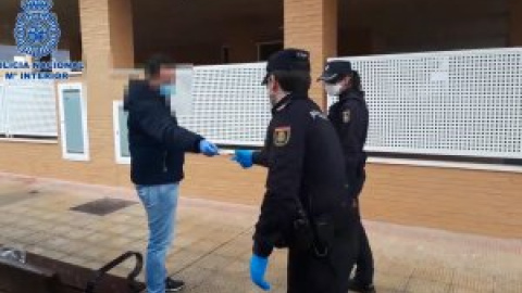 Sancionada una persona por salir a "pasear" a sus peces portando una pecera Sancionada una persona por salir a "pasear" a sus peces portando una pecera