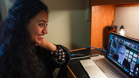 Estudiante paquistaní asiste a su ceremonia de graduación en línea en su habitación en la International Student House donde reside en la Universidad de Georgetown, en Washington, DC. Agnes BUN / AFP Estudiante paquistaní asiste a su ceremonia de graduación en línea en su habitación en la International Student House donde reside en la Universidad de Georgetown, en Washington, DC. Agnes BUN / AFP