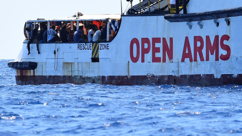 Migrantes permanecen en el barco del Open Arms. - REUTERS Migrantes permanecen en el barco del Open Arms. - REUTERS