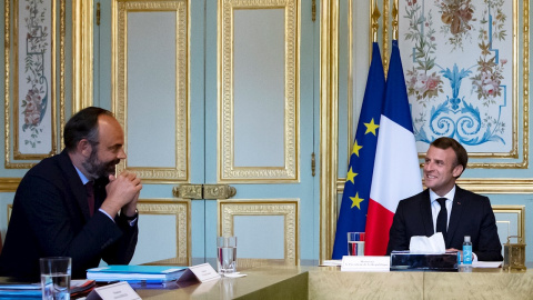 El presidente francés, Emmanuel Macron (d) en una reunión con el ya exprimer ministro Edouard Philippe (i) en una reunión en el Palacio del Eliseo sobre la crisis del coronavirus. EFE/EPA/IAN LANGSDON / Archivo El presidente francés, Emmanuel Macron (d) en una reunión con el ya exprimer ministro Edouard Philippe (i) en una reunión en el Palacio del Eliseo sobre la crisis del coronavirus. EFE/EPA/IAN LANGSDON / Archivo