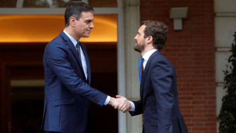 El presidente del Gobierno, Pedro Sánchez, recibe al líder del PP, Pablo Casado, en la Moncloa, el pasado 17 de febrero. (EFE) El presidente del Gobierno, Pedro Sánchez, recibe al líder del PP, Pablo Casado, en la Moncloa, el pasado 17 de febrero. (EFE)