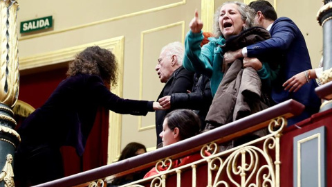 Miembros de la Plataforma de Afectados por la Hipoteca (PAH) que asistían como invitados al pleno del Congreso Miembros de la Plataforma de Afectados por la Hipoteca (PAH) que asistían como invitados al pleno del Congreso