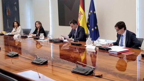 La ministra de Hacienda, María Jesús Montero, la vicepresidenta de Transición Ecológica, Teresa Rivera, el presidente del Gobierno, Pedro Sánchez, y el ministro de Sanidad, Salvador Illa./ Moncloa, La ministra de Hacienda, María Jesús Montero, la vicepresidenta de Transición Ecológica, Teresa Rivera, el presidente del Gobierno, Pedro Sánchez, y el ministro de Sanidad, Salvador Illa./ Moncloa,