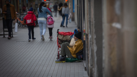 una persona sin hogar pide en las calles de Barcelona Una persona permanece en el suelo de una calle de Barcelona. David Zorrakino / Europa Press