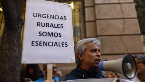 Médicos de urgencias extrahospitalarias de Atención Primaria de Madrid participan este lunes en una concentración frente a la sede de la Consejería de Sanidad en Madrid, organizada por el sindicato médico Amyts. -EFE/ Rodrigo Jimenez Médicos de urgencias extrahospitalarias de Atención Primaria de Madrid participan este lunes en una concentración frente a la sede de la Consejería de Sanidad en Madrid, organizada por el sindicato médico Amyts. -EFE/ Rodrigo Jimenez