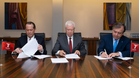 De izquerda a derecha en la imagen, Juan Carlos Escotet Rodríguez, presidente de ABANCA, Fernando Teixeira dos Santos, presidente de EuroBic, y Francisco Botas, consejero delegado de ABANCA. De izquerda a derecha en la imagen, Juan Carlos Escotet Rodríguez, presidente de ABANCA, Fernando Teixeira dos Santos, presidente de EuroBic, y Francisco Botas, consejero delegado de ABANCA.