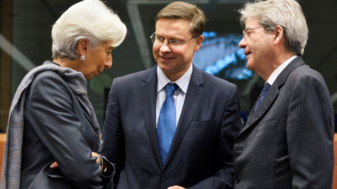 La presidenta del BCE, Christine Lagarde, con el vicepresidente de la Comisión Europea, Valdis Dombrovskis, y el comisario de Economía, Paolo Gentiloni, en una reunión del Consejo de Ministros de Finanzas (Ecofin) en Bruseloas, el pasado enero. REUTERS La presidenta del BCE, Christine Lagarde, con el vicepresidente de la Comisión Europea, Valdis Dombrovskis, y el comisario de Economía, Paolo Gentiloni, en una reunión del Consejo de Ministros de Finanzas (Ecofin) en Bruseloas, el pasado enero. REUTERS