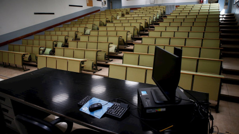 specto de la Facultad de Economía y Empresa de la Universidad de Barcelona este viernes después de la Generalitat de Catalunya decretase que los más de 5.000 centros educativos: guarderías, escuelas, institutos y universidades, permanezcan cerrados de specto de la Facultad de Economía y Empresa de la Universidad de Barcelona este viernes después de la Generalitat de Catalunya decretase que los más de 5.000 centros educativos: guarderías, escuelas, institutos y universidades, permanezcan cerrados de