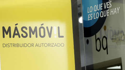 Una pancarta publicitaria de MásMóvil en el escaparate de una tienda. E.P./Eduardo Parra Una pancarta publicitaria de MásMóvil en el escaparate de una tienda. E.P./Eduardo Parra
