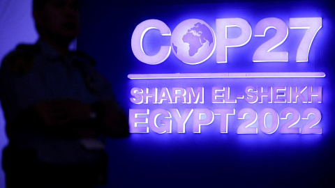 Un miembro del personal de seguridad junto al cartel de la COP27 durante la sesión plenaria de clausura de la cumbre climática en el centro turístico del Mar Rojo de Sharm el-Sheikh (Egipto). REUTERS/Mohamed Abd El Ghany Un miembro del personal de seguridad junto al cartel de la COP27 durante la sesión plenaria de clausura de la cumbre climática en el centro turístico del Mar Rojo de Sharm el-Sheikh (Egipto). REUTERS/Mohamed Abd El Ghany