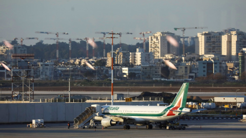 Un avión de Alitalia, en el aeropuerto Ben Gurion de Tel Aviv (Israel). REUTERS/Amir Cohen Un avión de Alitalia, en el aeropuerto Ben Gurion de Tel Aviv (Israel). REUTERS/Amir Cohen